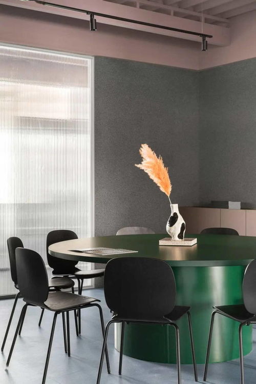 蘇聯(lián)建筑風(fēng)格改造 這間辦公室漂亮得不像地球人建的